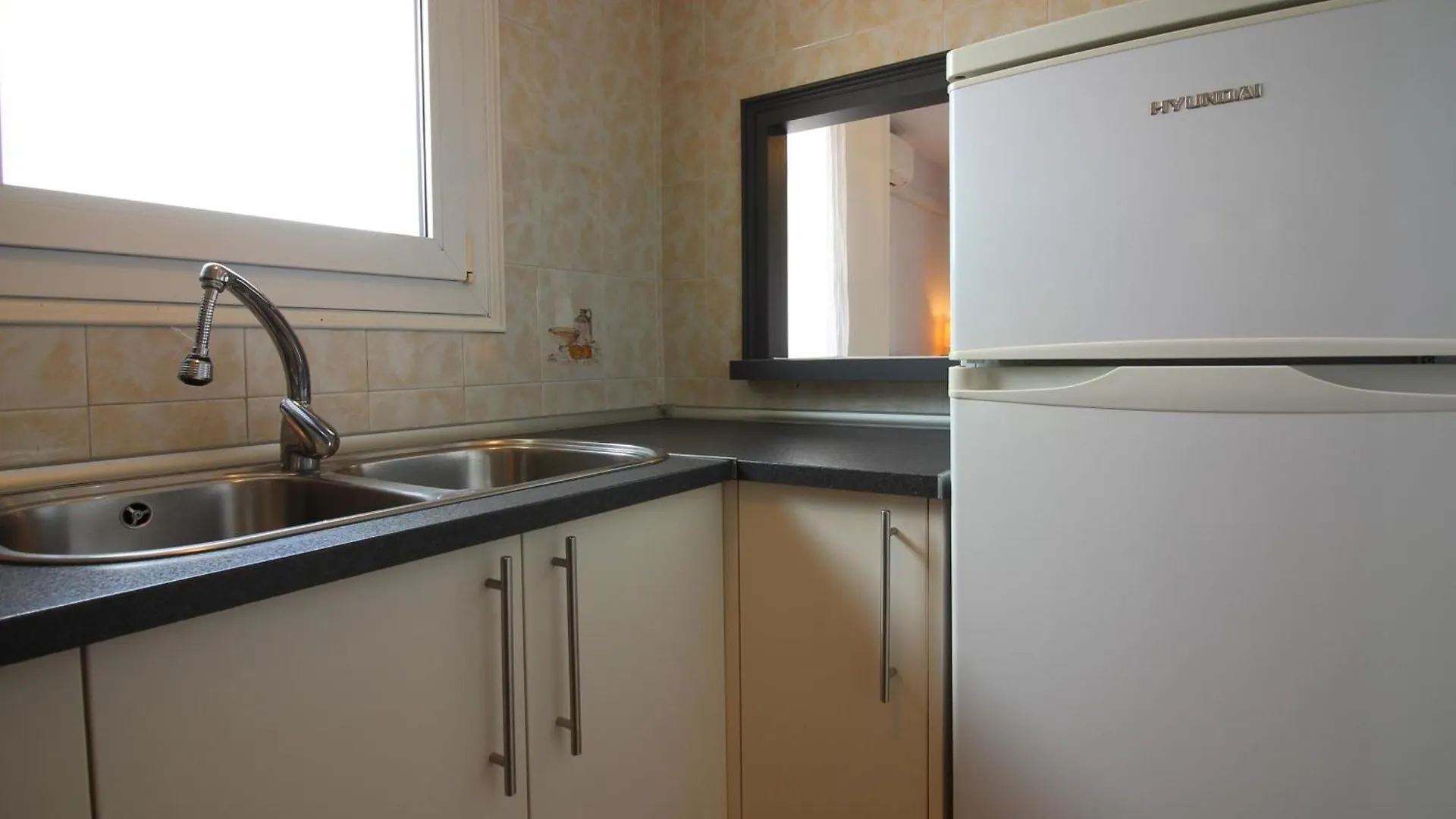 Apartamento Acogedor Cerca De La Playa En Santa Margarita Con A/C, Terraza Y Parking - Es-228-120 Roses 0*,  Španělsko